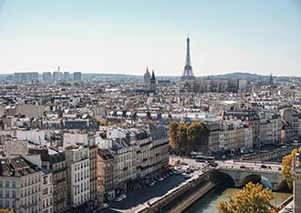 Photographie depuis les hauteurs de Paris avec la Tour Eiffel au loin